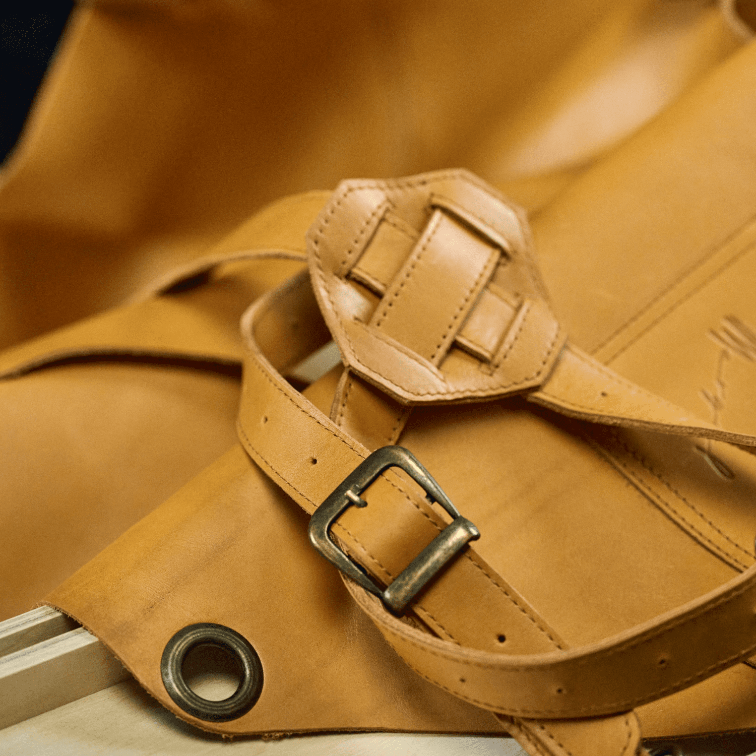 Crossback apron No. 63 made of cowhide in amber