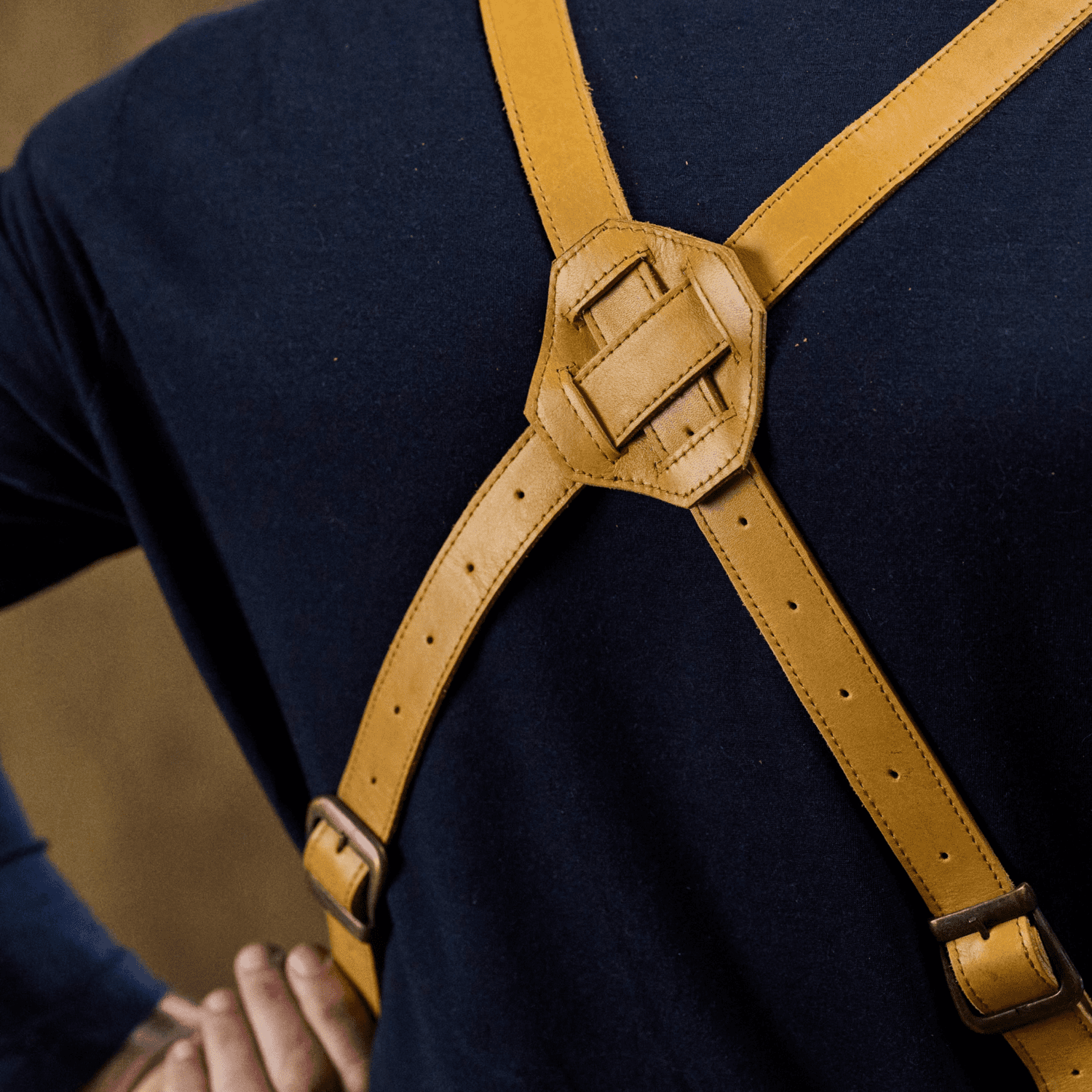 Crossback apron No. 63 made of cowhide in amber