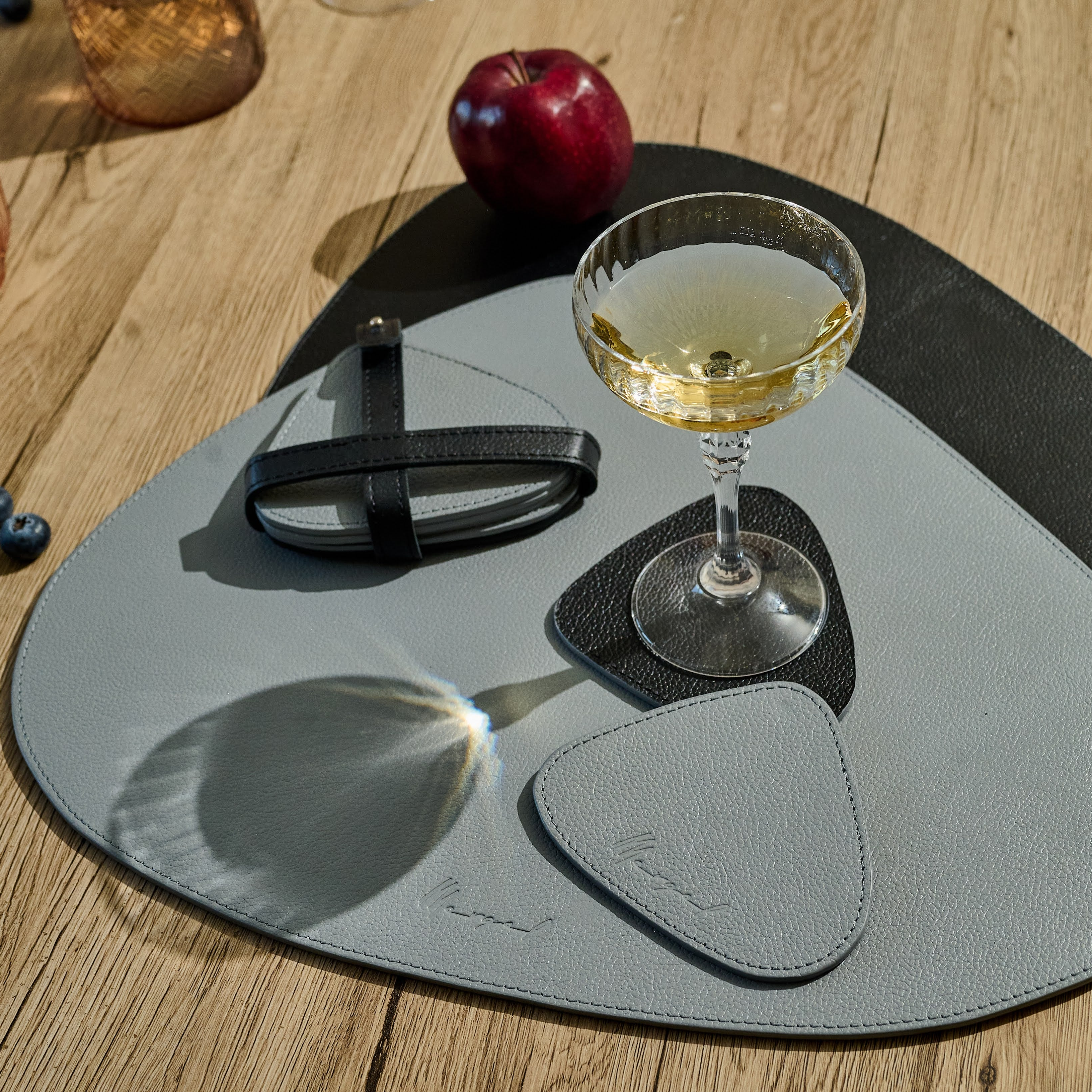 Dreieckiges Leder-Tischset – Steingrau/Tiefschwarz (wendbar)