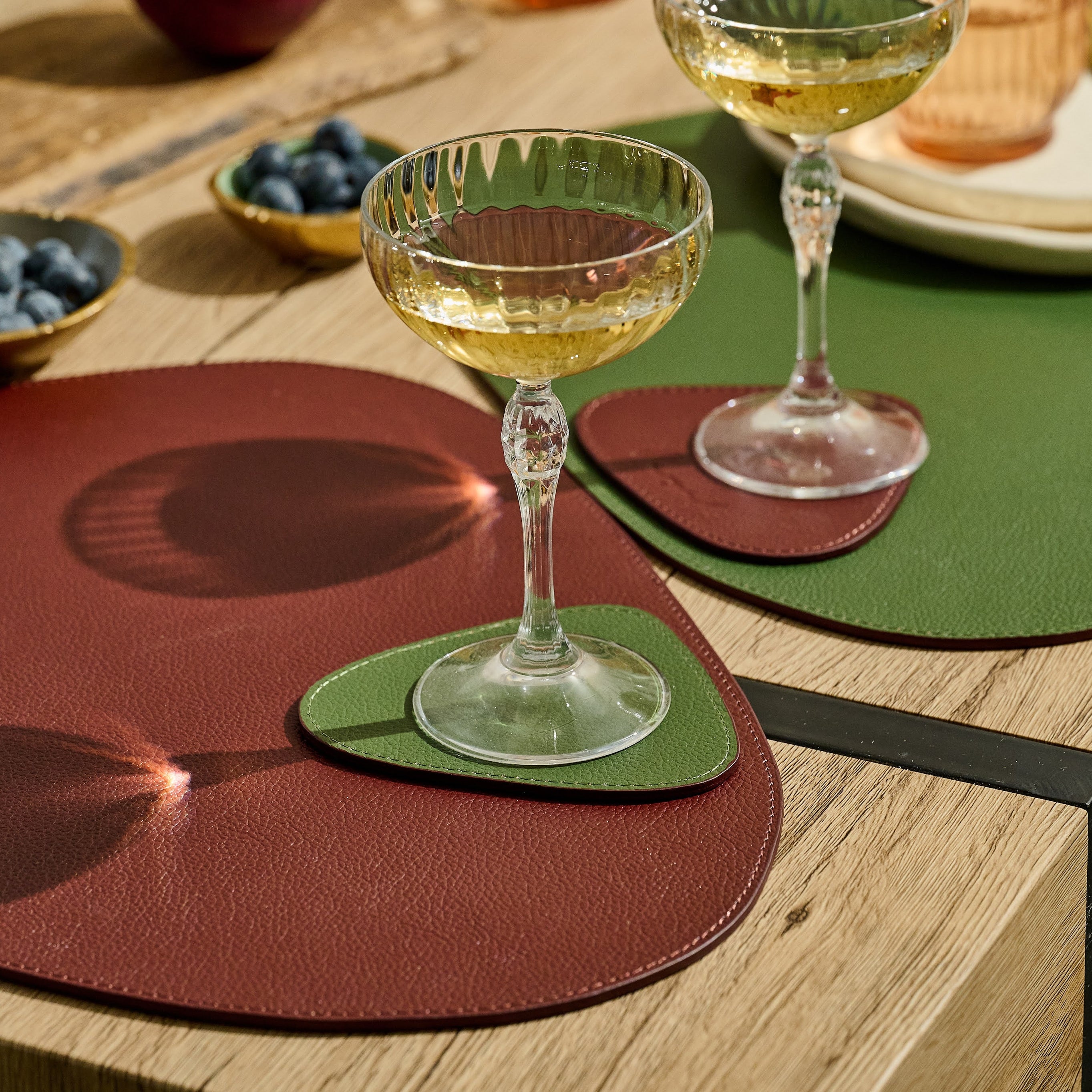 Dreieckiges Leder-Tischset – Olivgrün/Burgunderrot (wendbar)