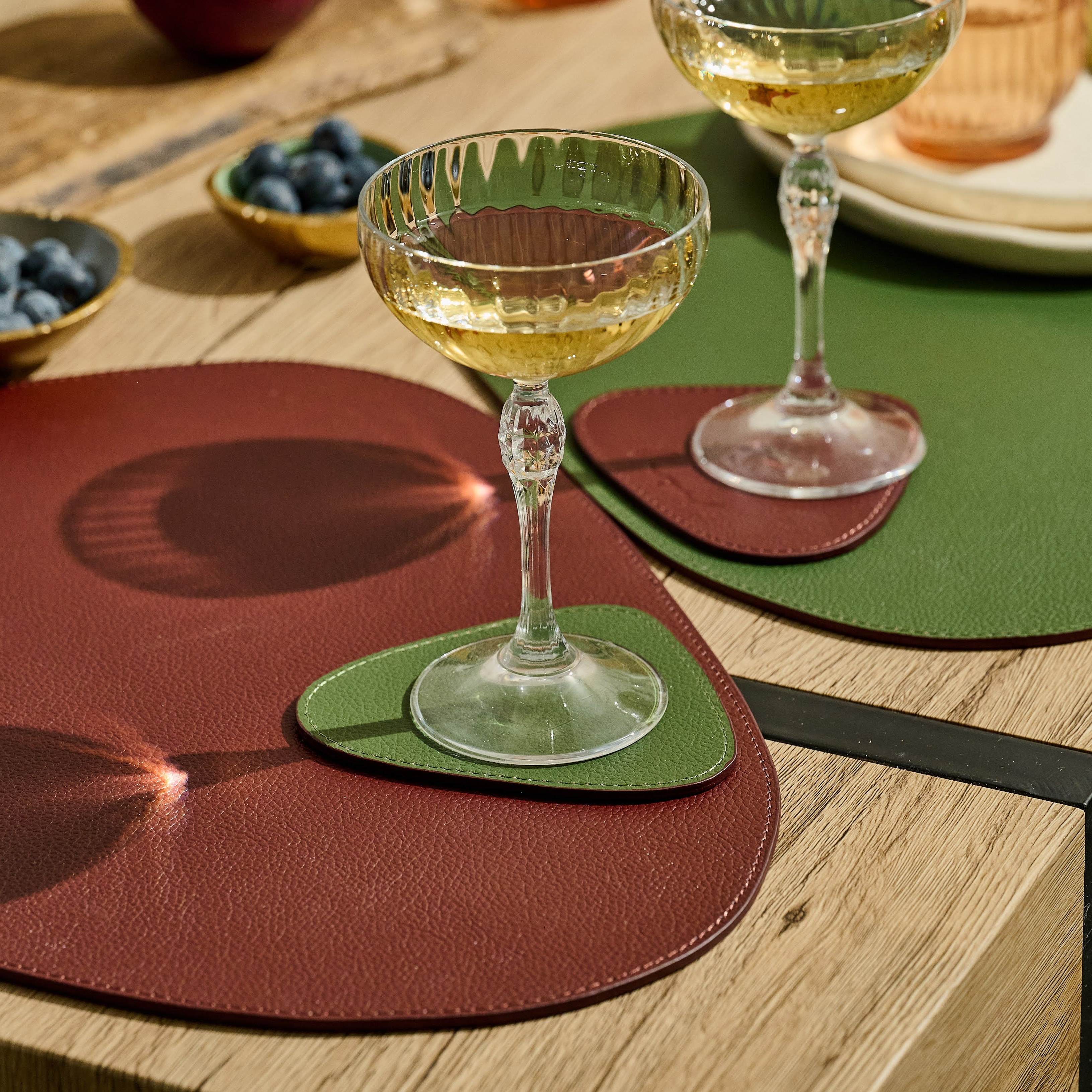 Dreieckiges Leder-Tischset – Olivgrün/Burgunderrot (wendbar)