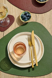 Dreieckiges Leder-Tischset – Olivgrün/Burgunderrot (wendbar)