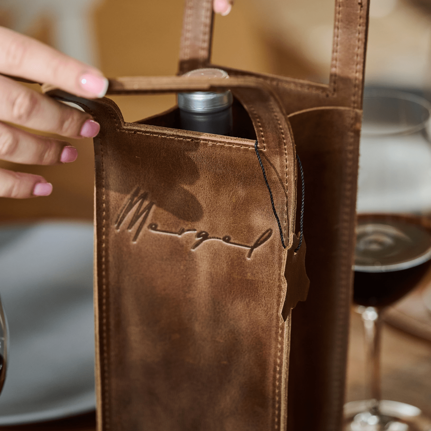 Leather wine bag in Crazy Brown