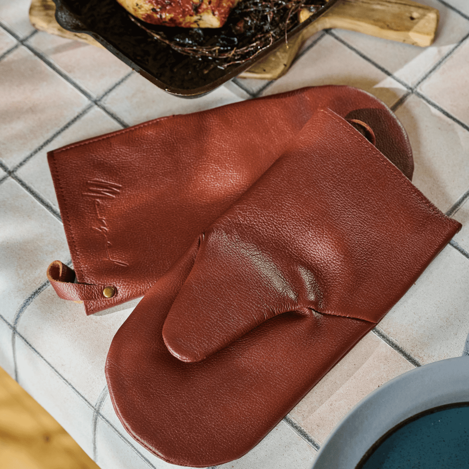 Premium leather oven mitts in Bordeaux, set of 2