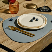 Dreieckiges Leder-Tischset – Steingrau/Tiefschwarz (wendbar)