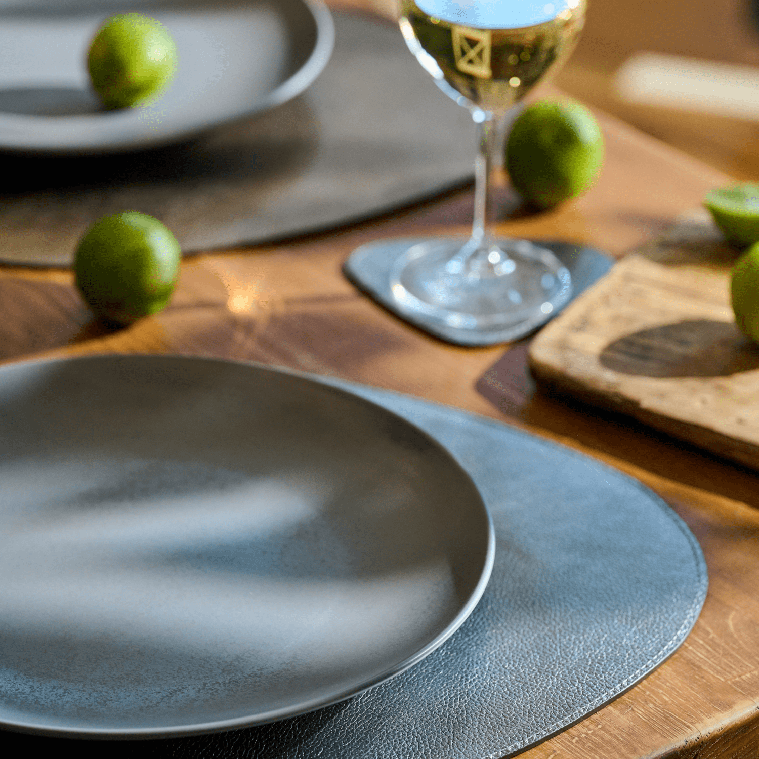 4x triangular placemats made of leather, two-tone in bronze and silver