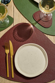 Dreieckiges Leder-Tischset – Olivgrün/Burgunderrot (wendbar)