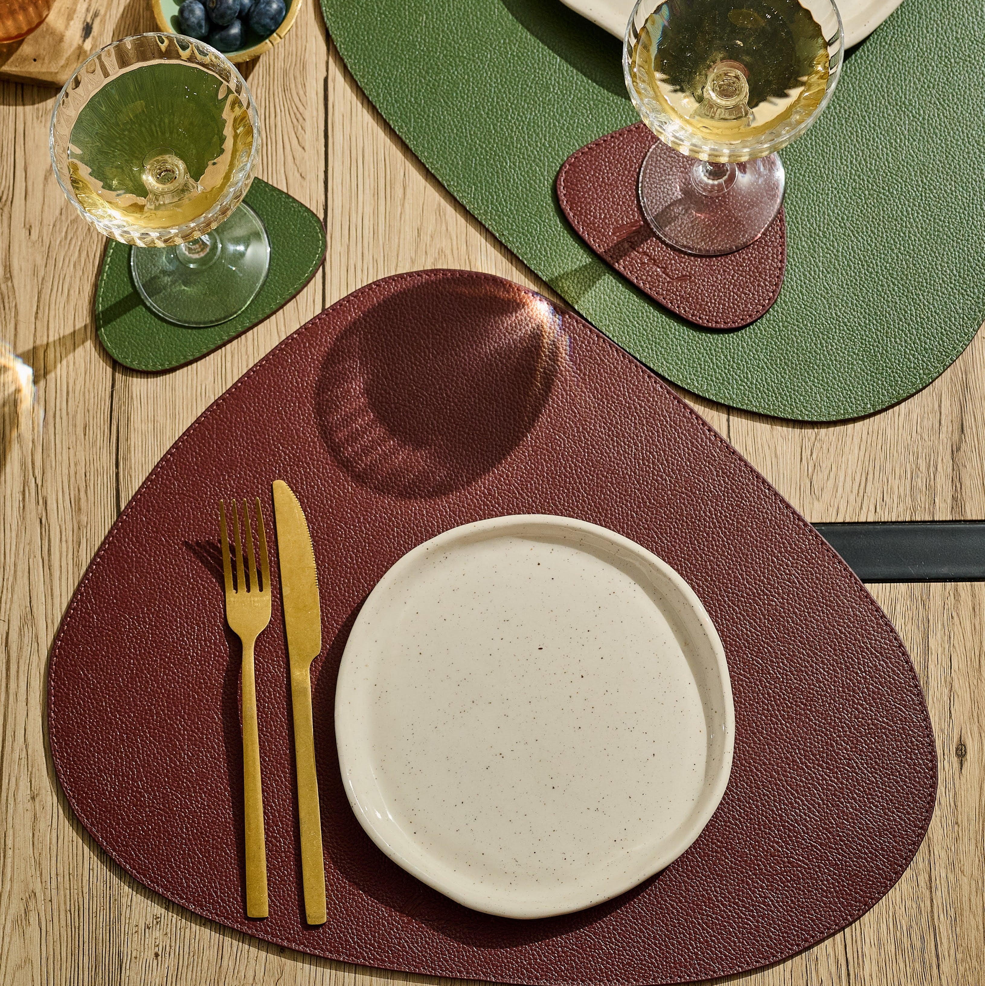 Dreieckiges Leder-Tischset – Olivgrün/Burgunderrot (wendbar)