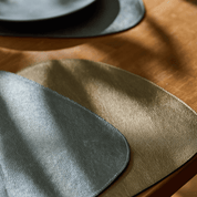 4x triangular placemats made of leather, two-tone in bronze and silver