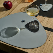 Dreieckiges Leder-Tischset – Steingrau/Tiefschwarz (wendbar)