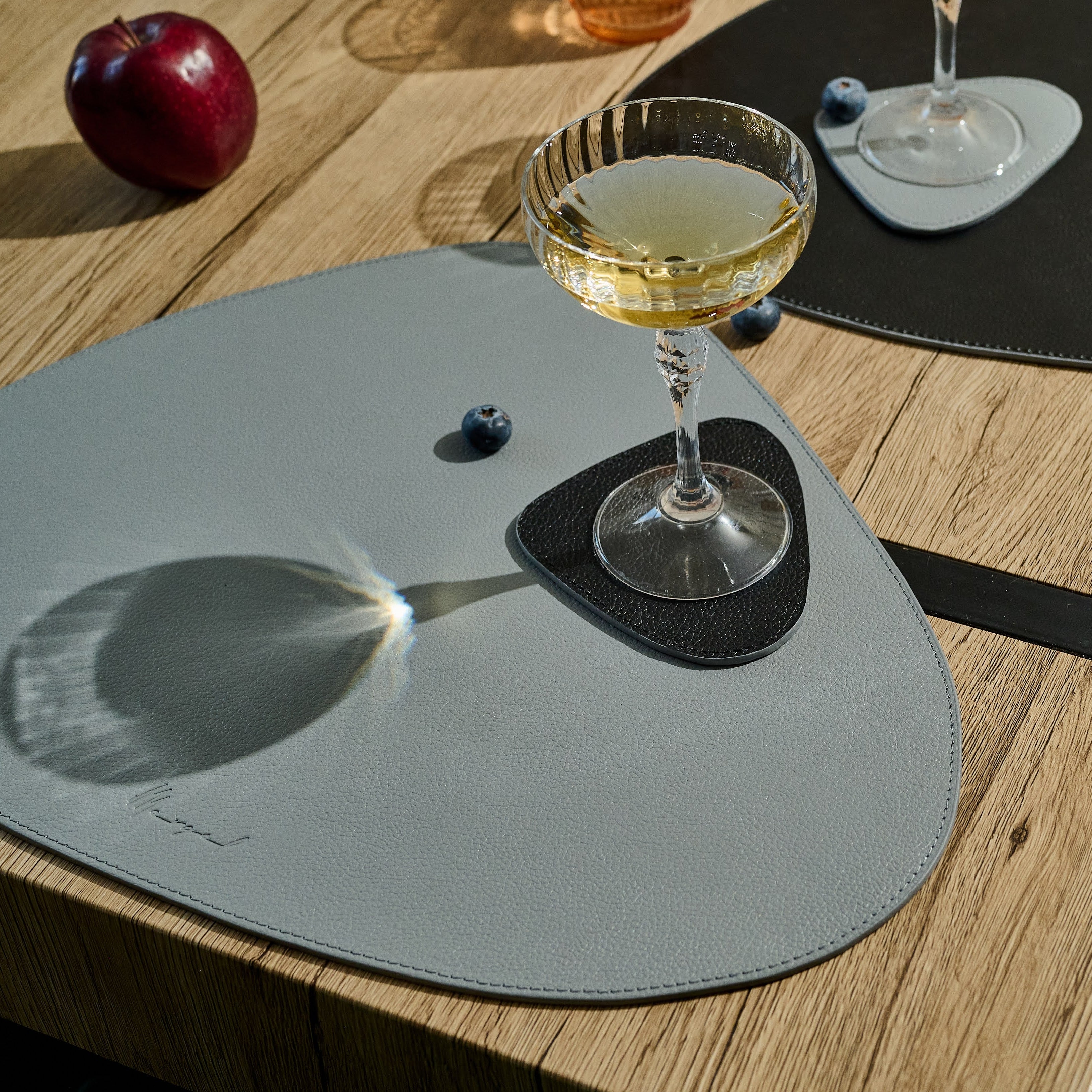 Dreieckiges Leder-Tischset – Steingrau/Tiefschwarz (wendbar)