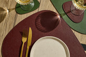 Dreieckiges Leder-Tischset – Olivgrün/Burgunderrot (wendbar)
