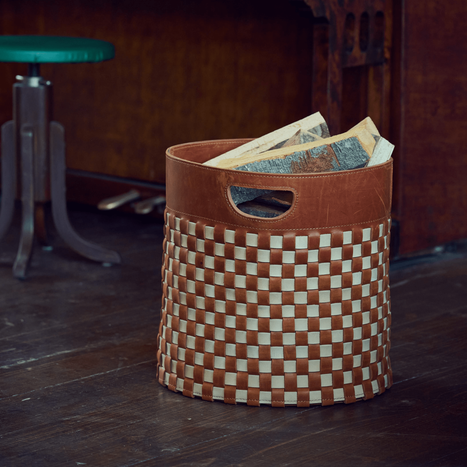 Woven firewood basket in cognac/beige