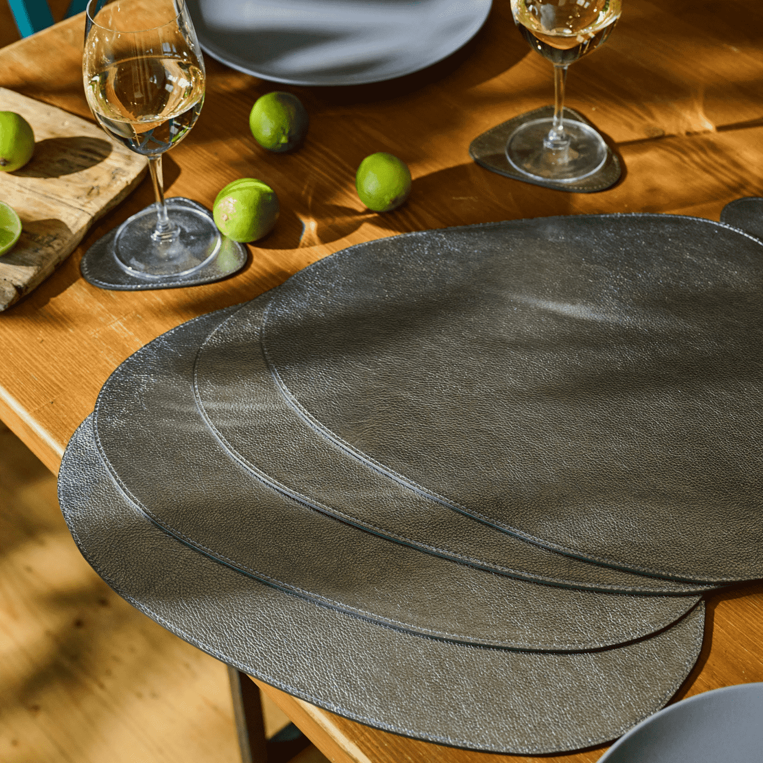Dreieckiges Tischset aus Leder, zweifarbig in Bronze und Silber