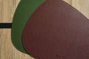 Dreieckiges Leder-Tischset – Olivgrün/Burgunderrot (wendbar)