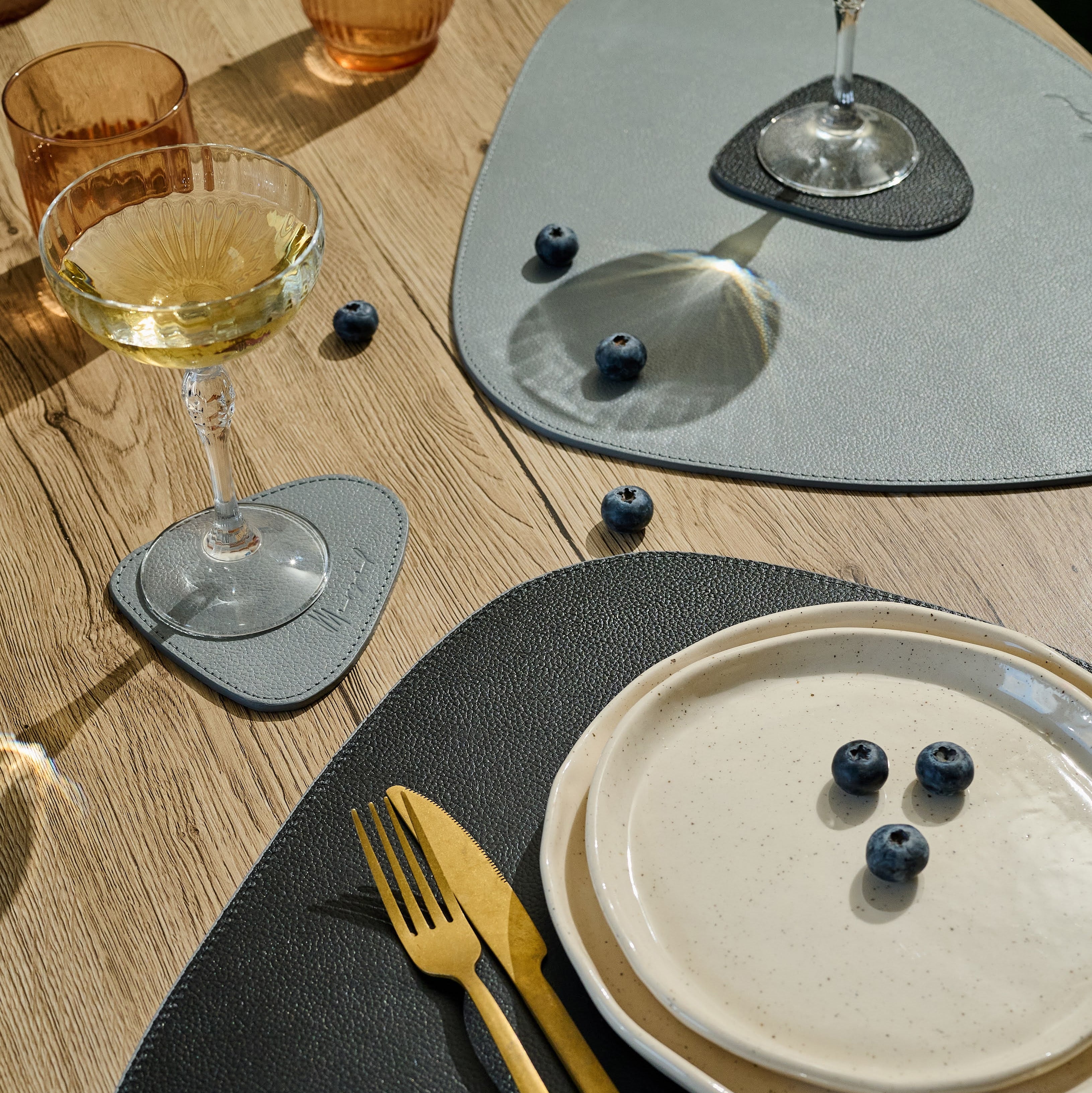 Dreieckiges Leder-Tischset – Steingrau/Tiefschwarz (wendbar)