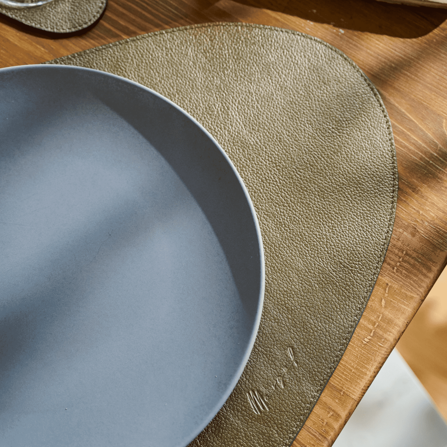 4x triangular placemats made of leather, two-tone in bronze and silver