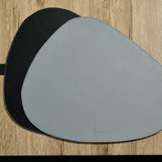 Dreieckiges Leder-Tischset – Steingrau/Tiefschwarz (wendbar)