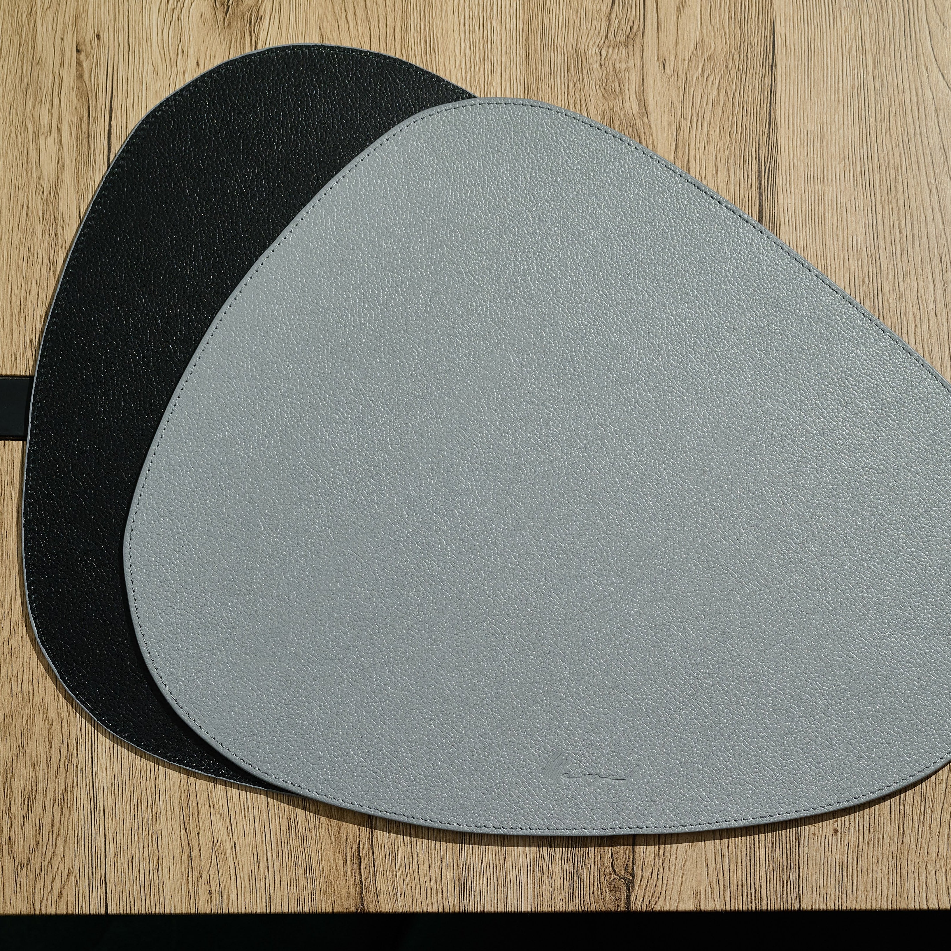 Dreieckiges Leder-Tischset – Steingrau/Tiefschwarz (wendbar)