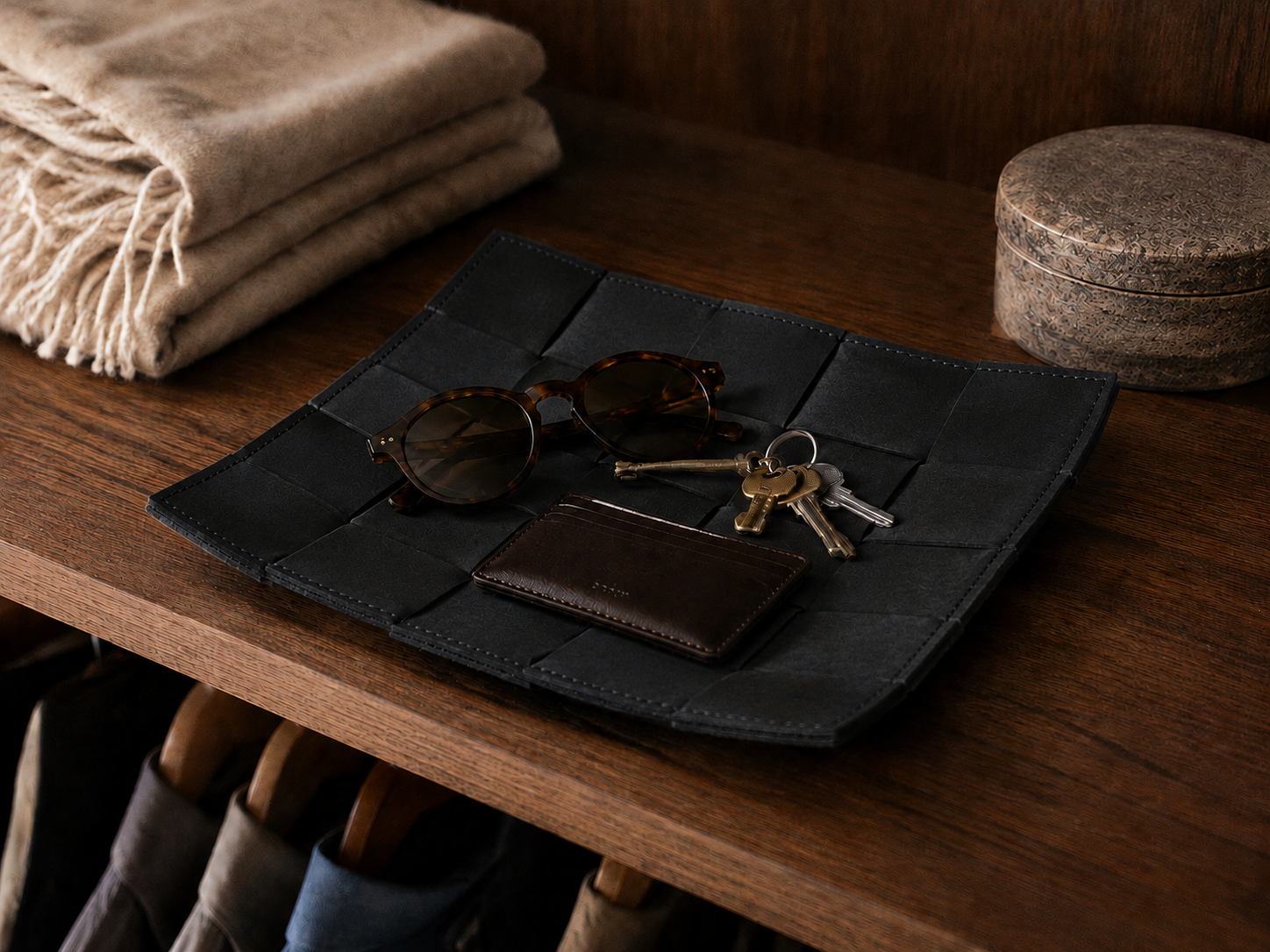 COVE Tray aus Leder – Schwarz, Groß
