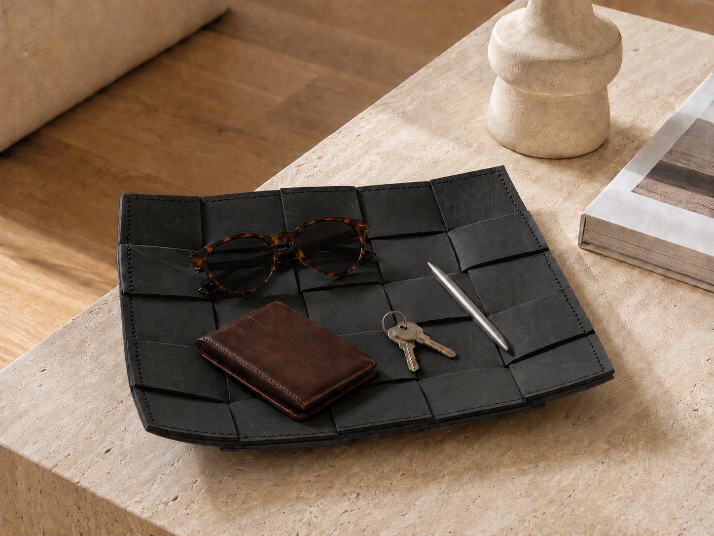 COVE Tray aus Leder – Schwarz im Interieur