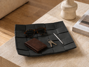 COVE Tray aus Leder – Schwarz im Interieur