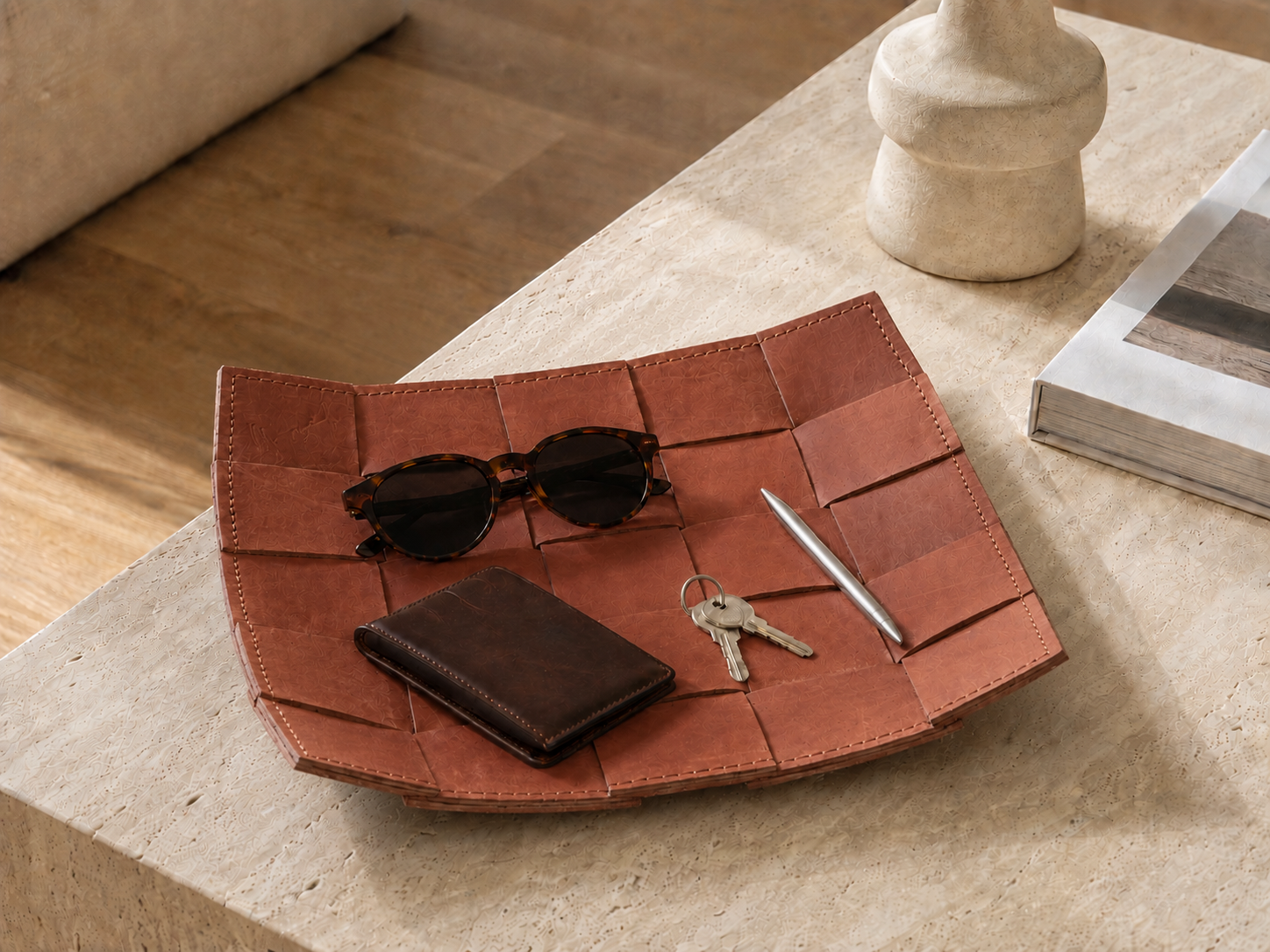 COVE Tray aus Leder – Cognac im Interieur