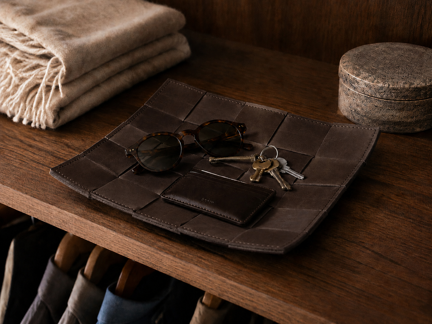 COVE Tray aus Leder – Dunkle Schokolade, Groß