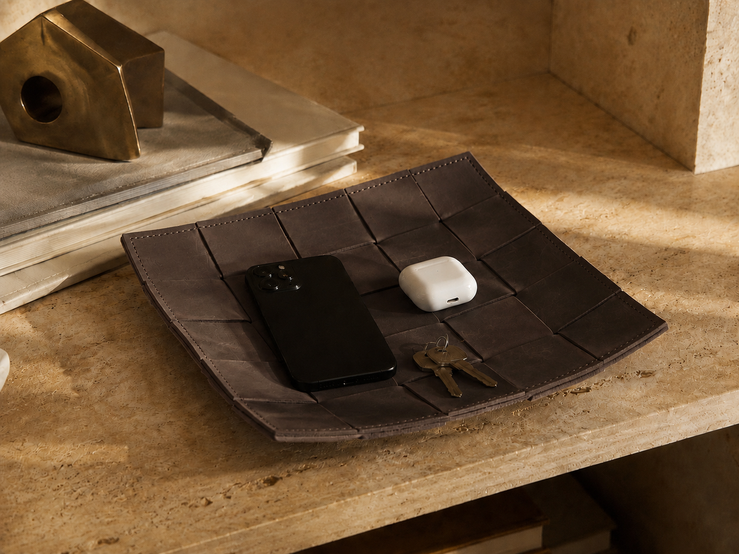 COVE Tray aus Leder – Dunkle Schokolade, Detail