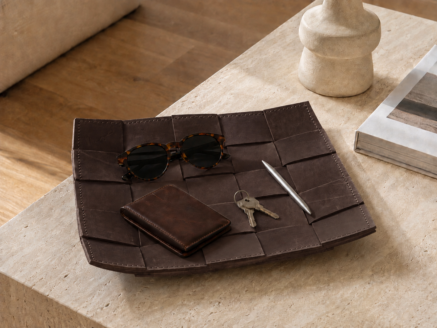 COVE Tray aus Leder – Dunkle Schokolade im Interieur