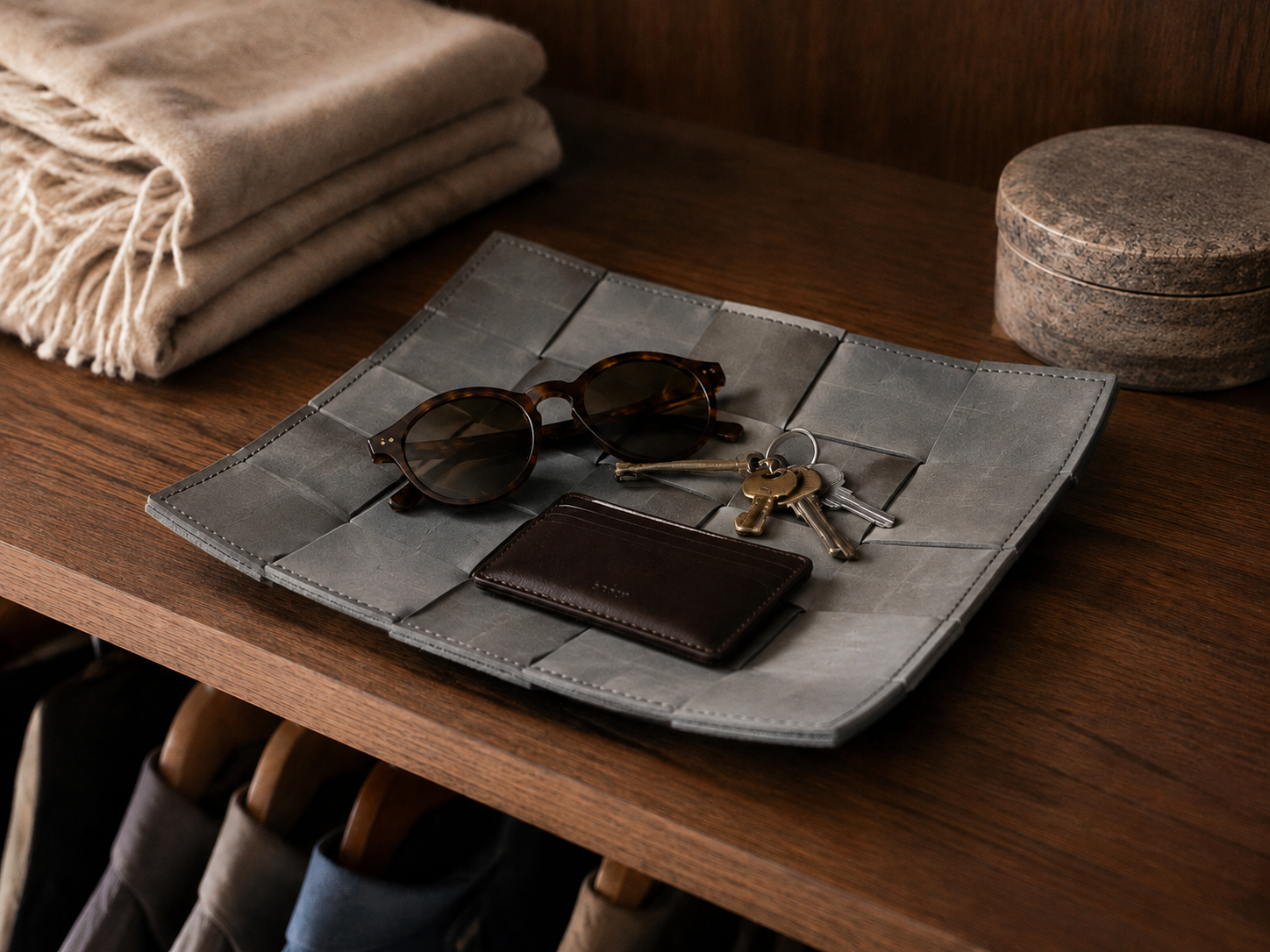 COVE Tray aus Leder – Stone Grey, Groß