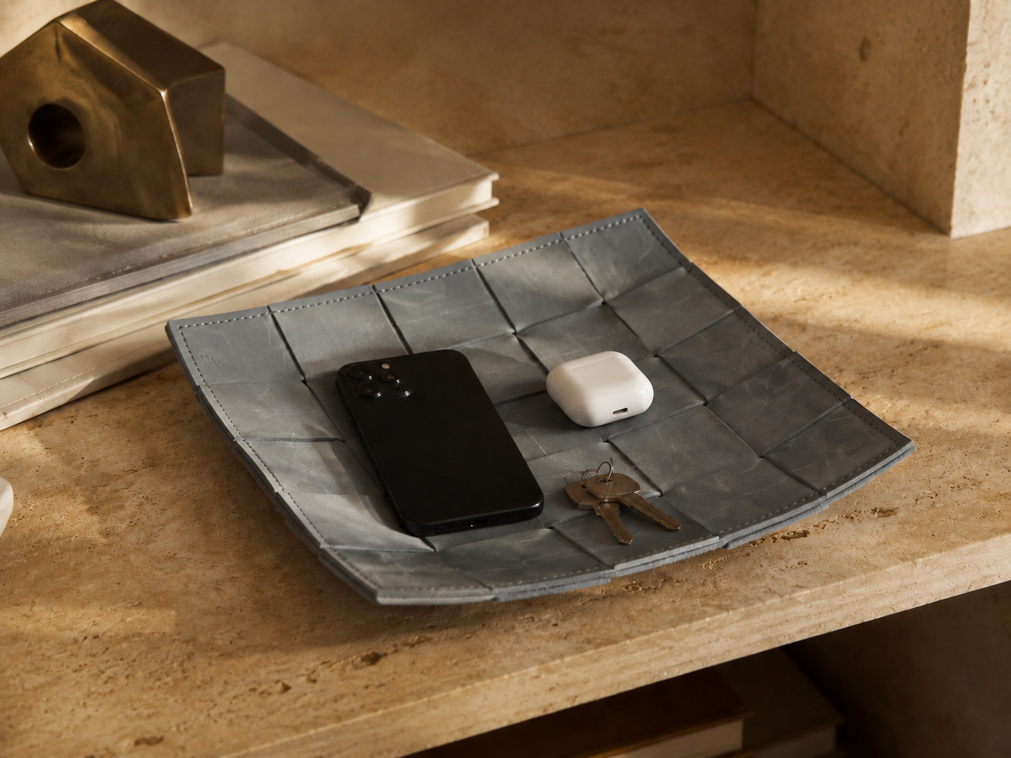 COVE Tray aus Leder – Stone Grey, Detail