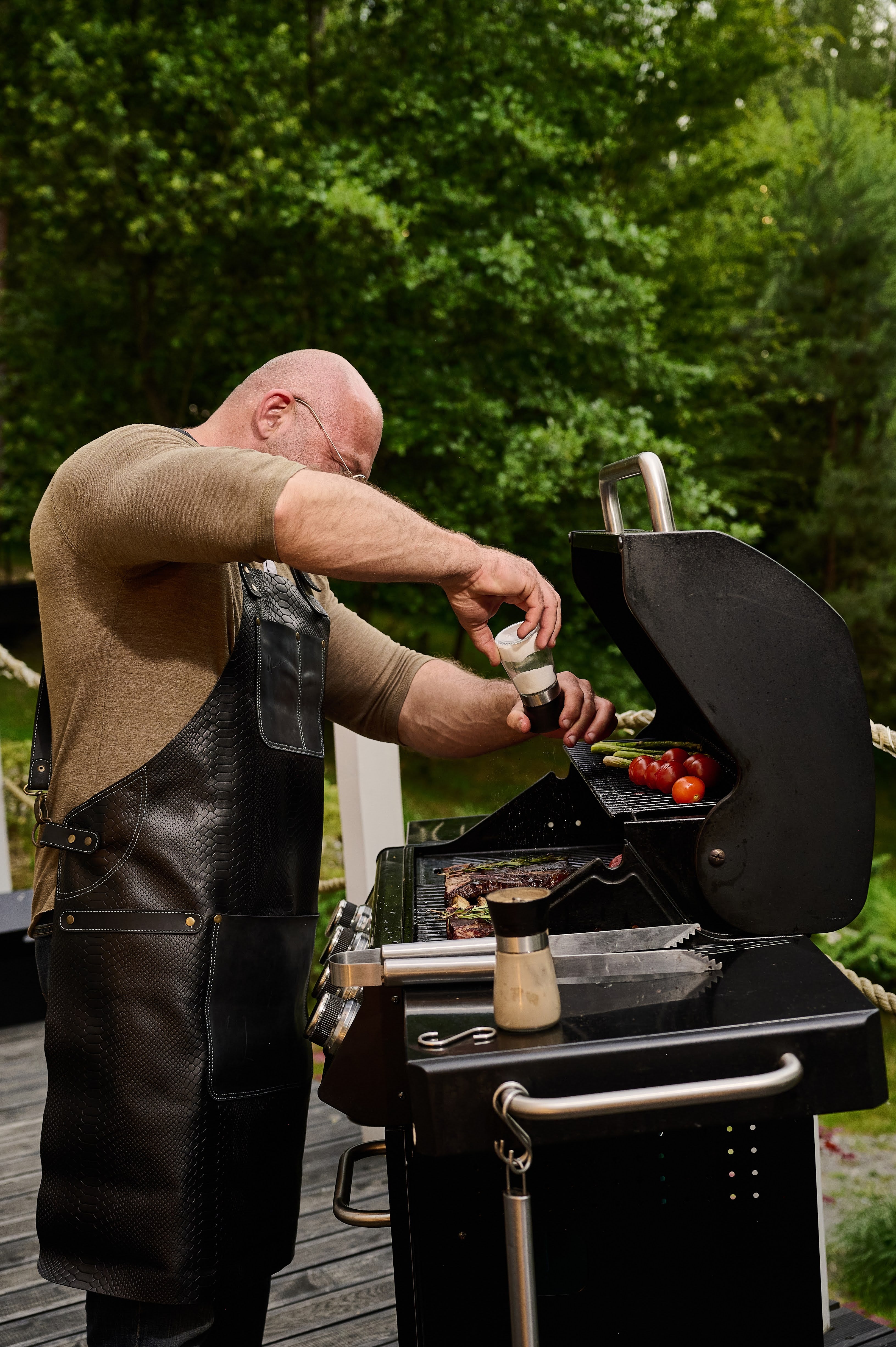 Latzschürze Nr. 67, in Dark Anaconda – perfekt für den großen Mann