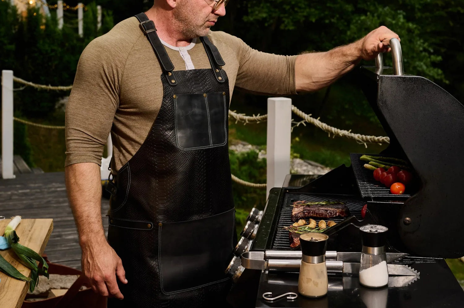 Latzschürze Nr. 67 in Dark Anaconda - hochwertiges Leder