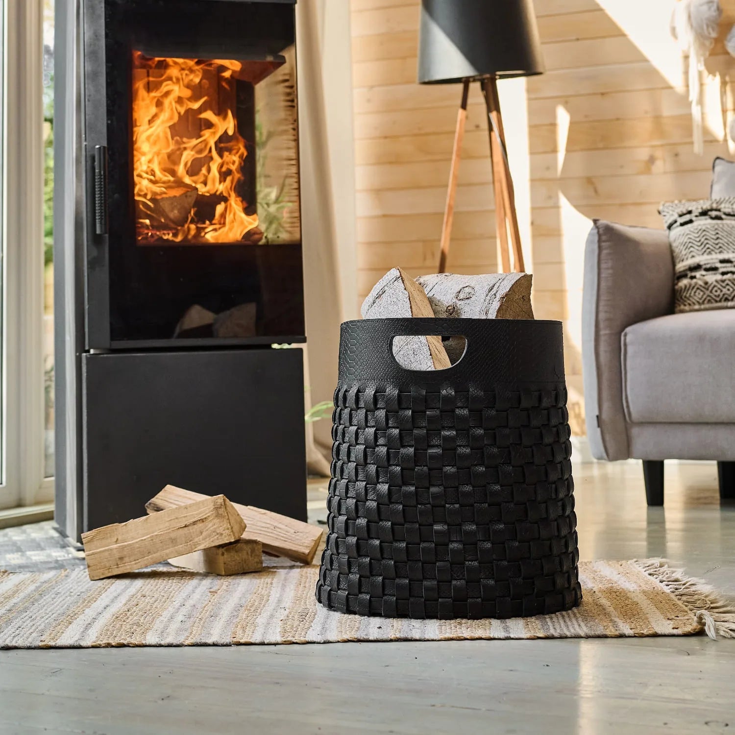 kaminholzkorb_schwarz_anakonda_geflochten_01.webp