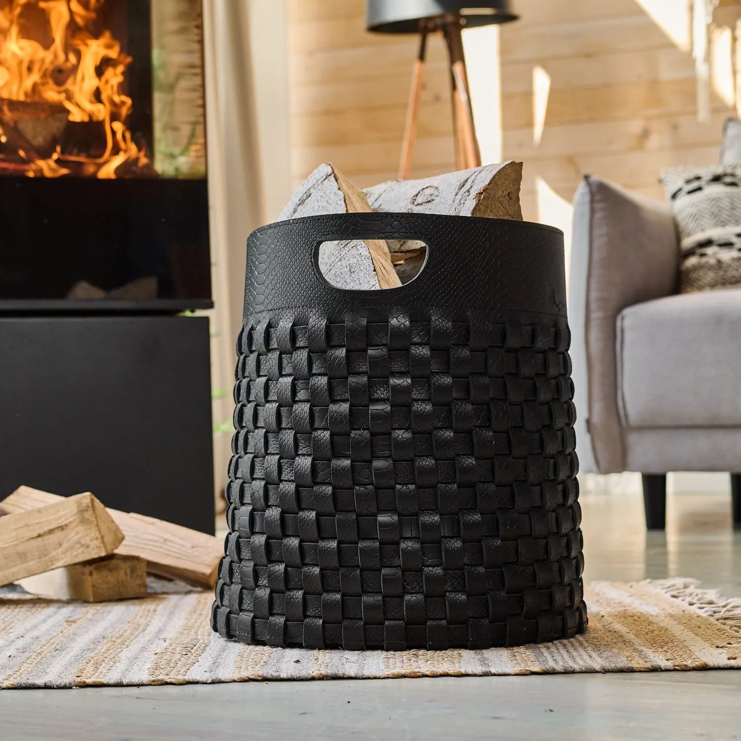 kaminholzkorb_schwarz_anakonda_geflochten_02.webp