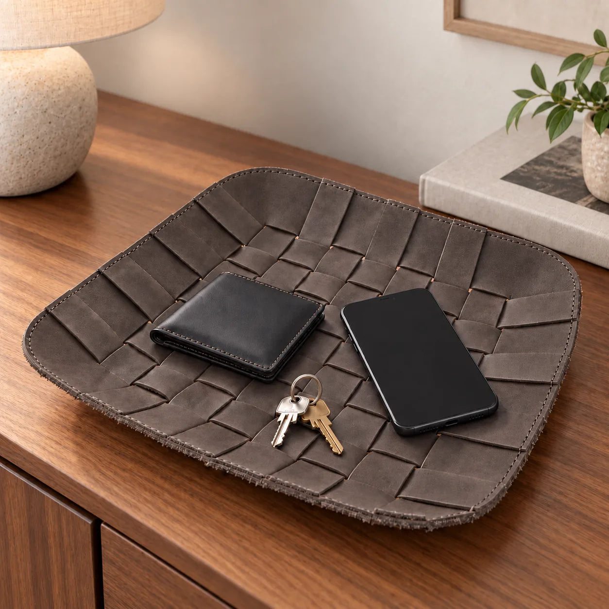 REEF Tray aus Leder – Dunkle Schokolade im Interieur