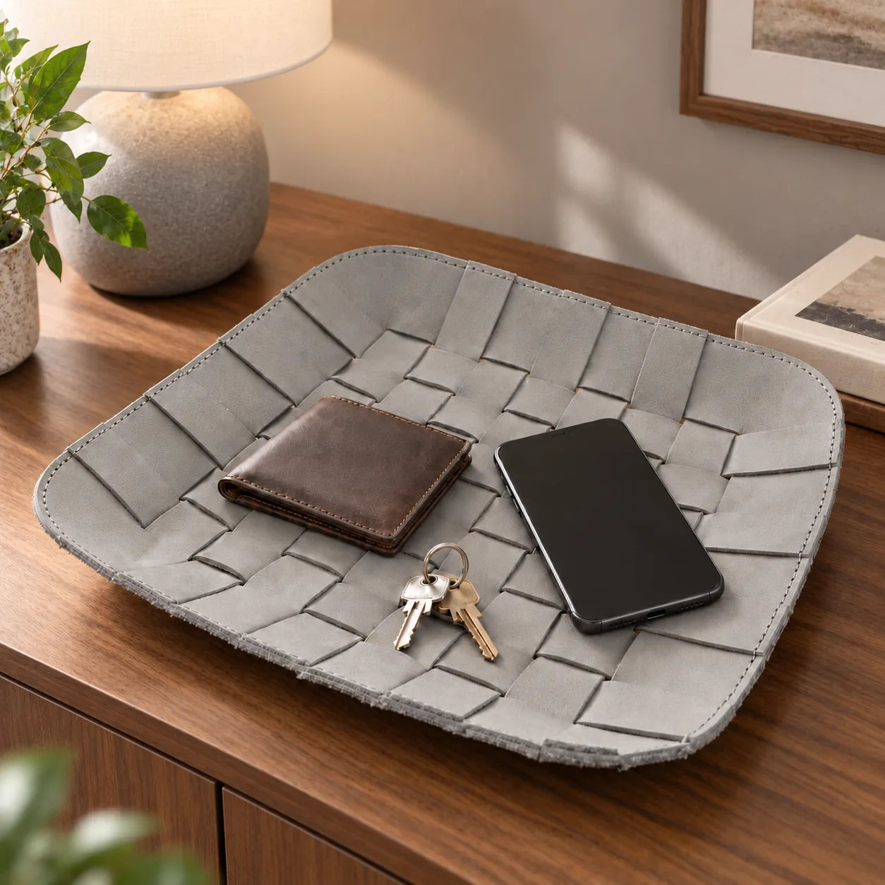 REEF Tray aus Leder – Stone Grey im Interieur