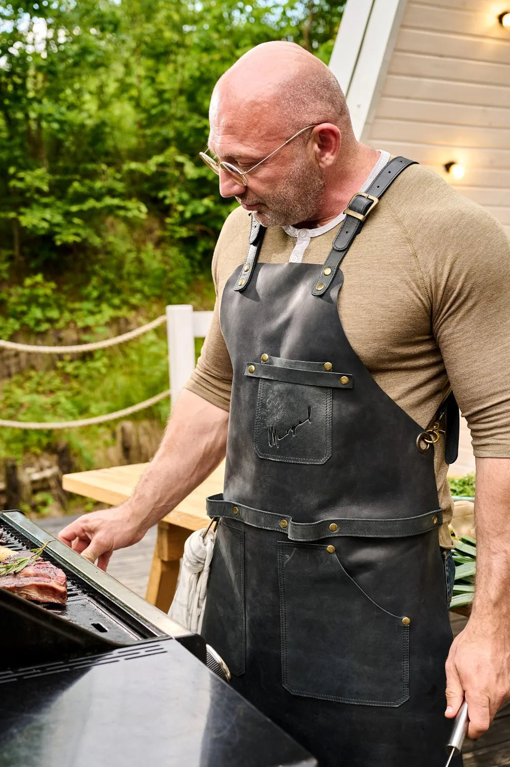 Grillschürze Nr. 63 in Crazy Deep Black - hochwertiges Leder