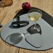 Dreieckiges Leder-Tischset – Steingrau/Tiefschwarz (wendbar)