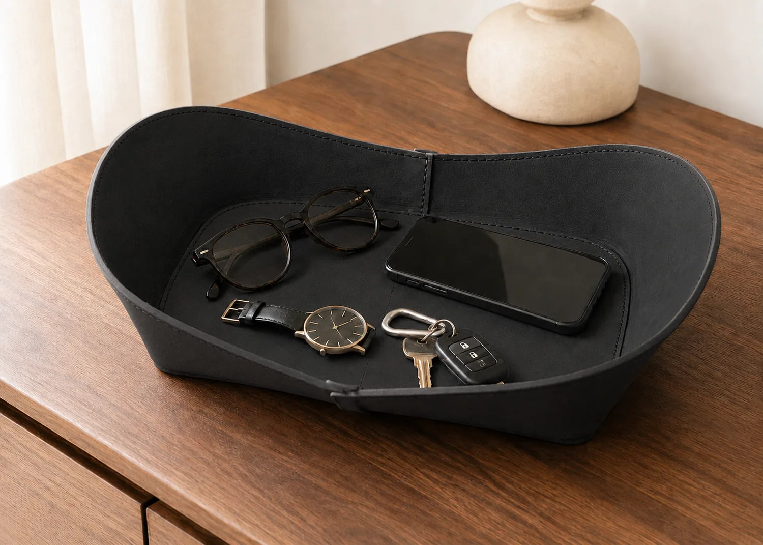 WAVE Tray aus Leder – Schwarz im Interieur