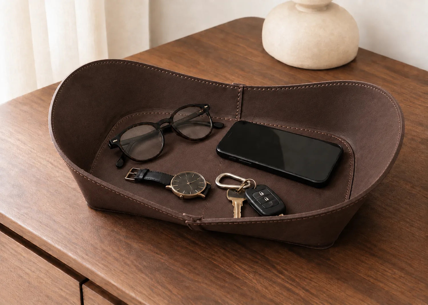 WAVE Tray aus Leder – Klassisches Braun im Interieur