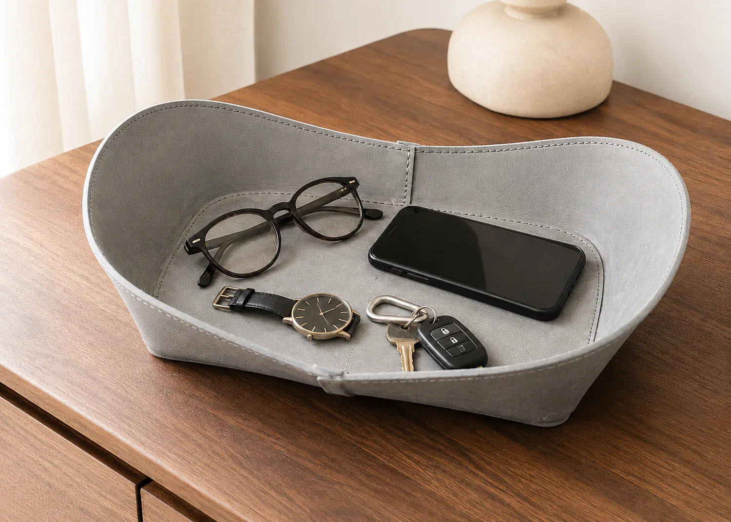 WAVE Tray aus Leder – Grau im Interieur